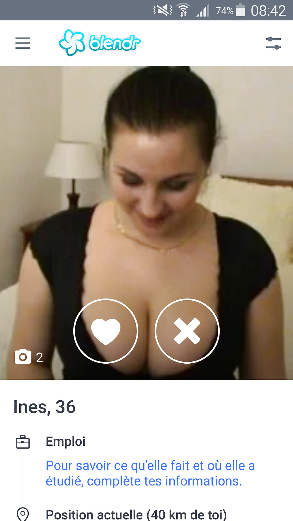 Belle coquine aux beaux seins attend un garçon endurant pour baiser discrètement